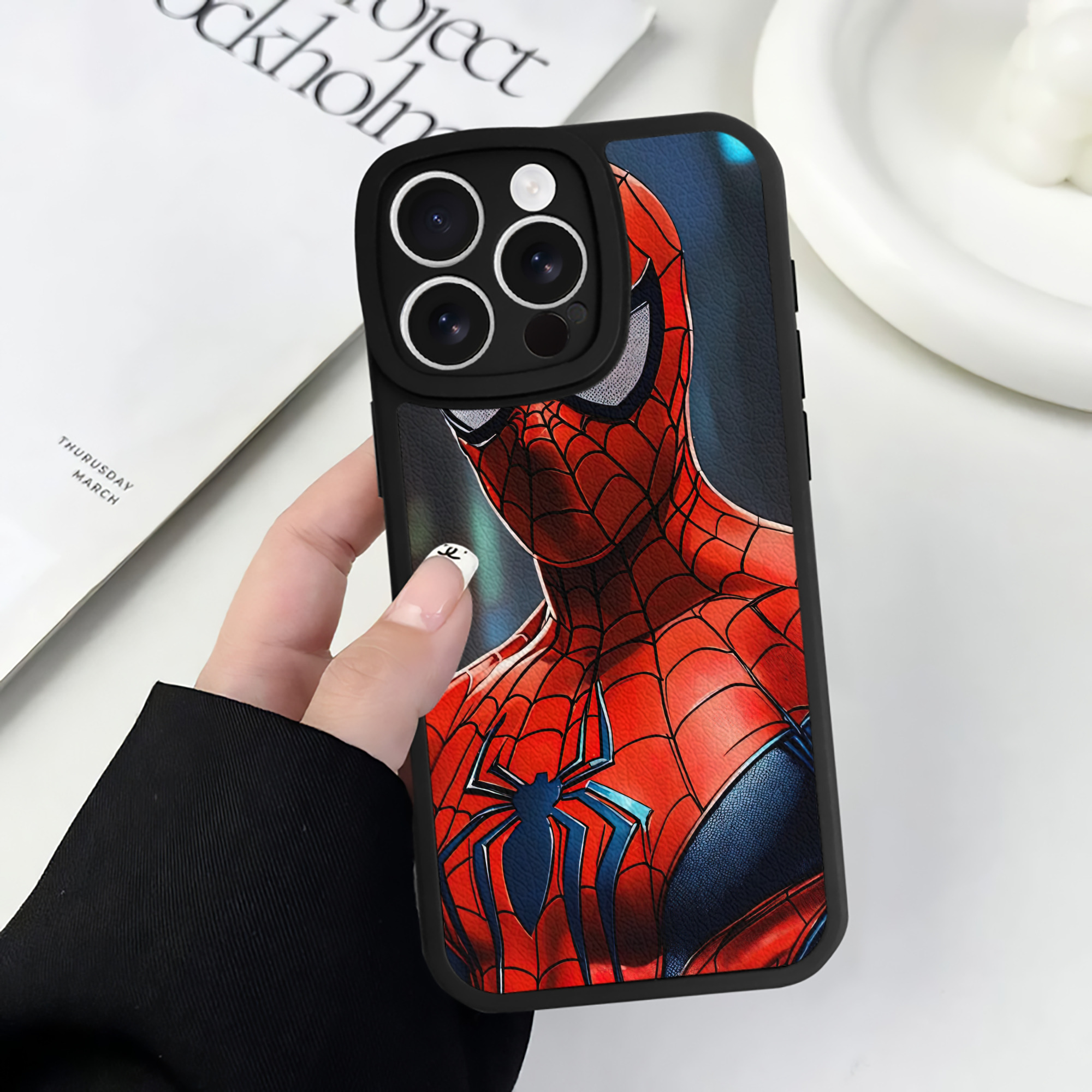 （画像用） Spider Man スパイダーマン 【iPhone 16シリーズ対応】シリコンスマホケース（レザー調） 材質：シリコン